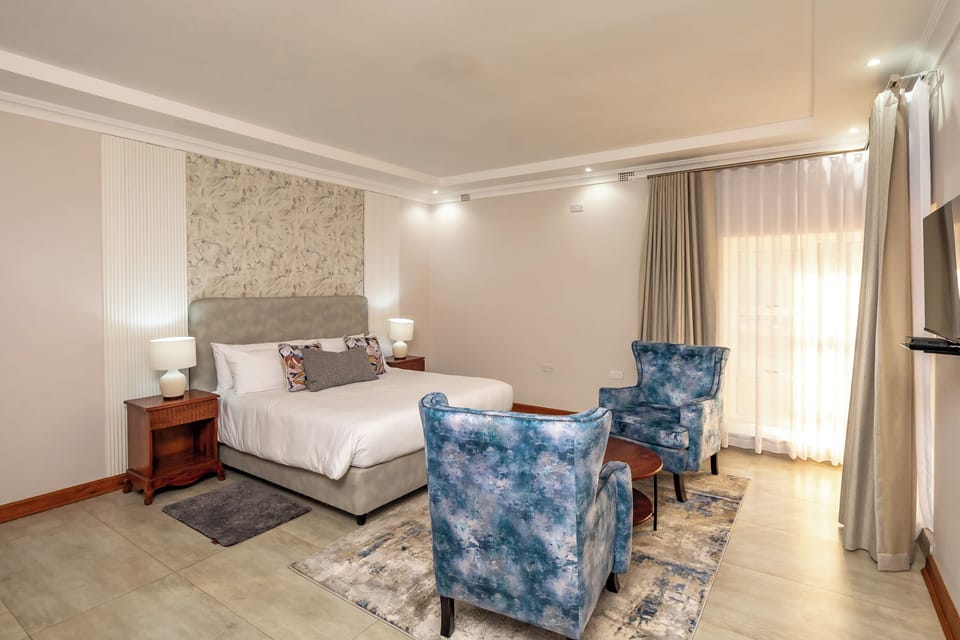 Deluxe Single Room, Non Smoking | Minibar, in-room safe, individually furnished, desk
