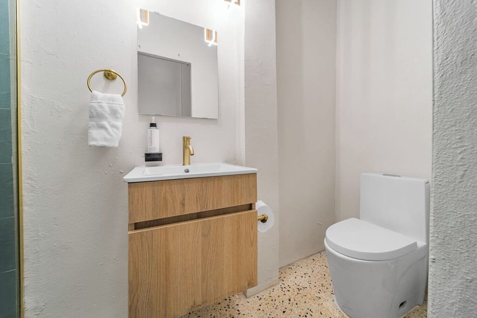 Classic Twin Room, Private Bathroom | Bathroom