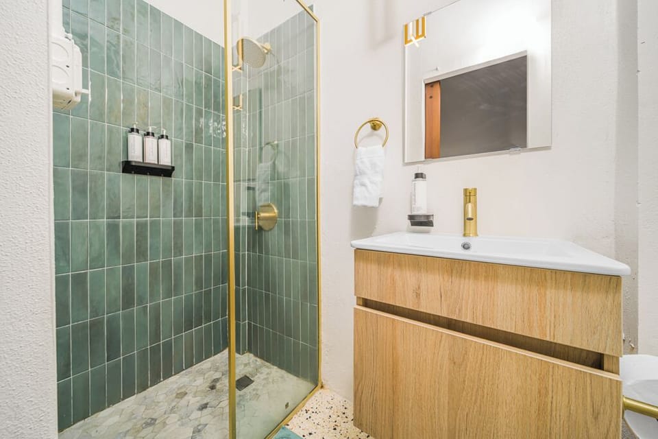 Classic Twin Room, Private Bathroom | Bathroom