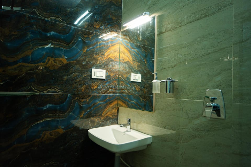 Deluxe Double Room | Bathroom | Shower, free toiletries, towels, soap