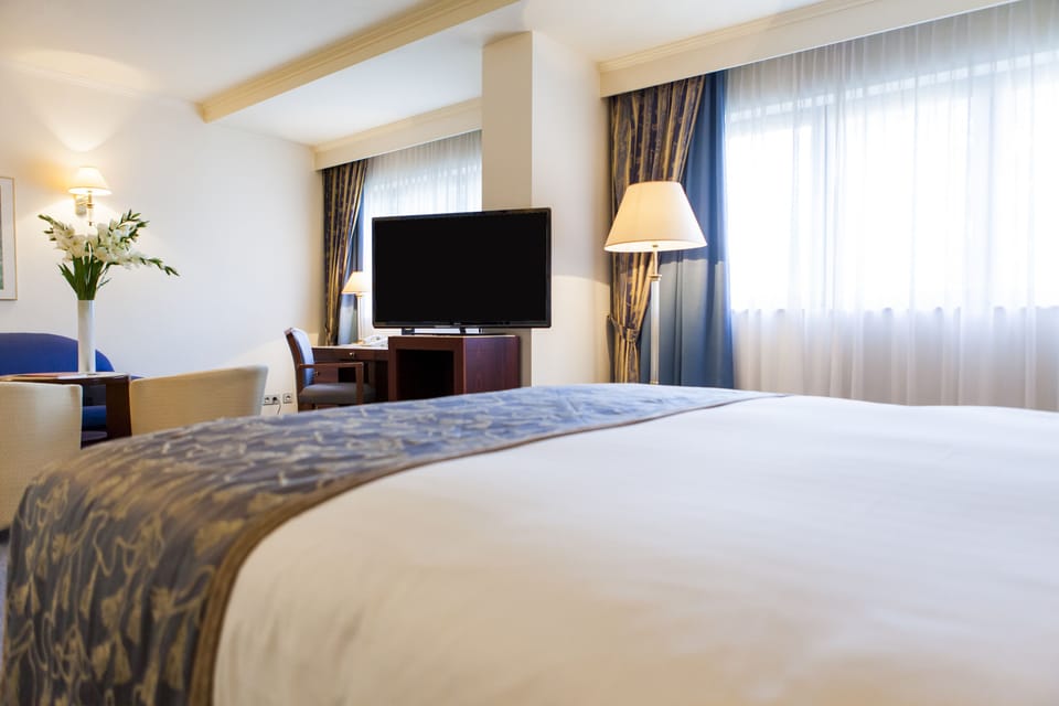 Hypo-allergenic bedding, in-room safe, desk, blackout drapes