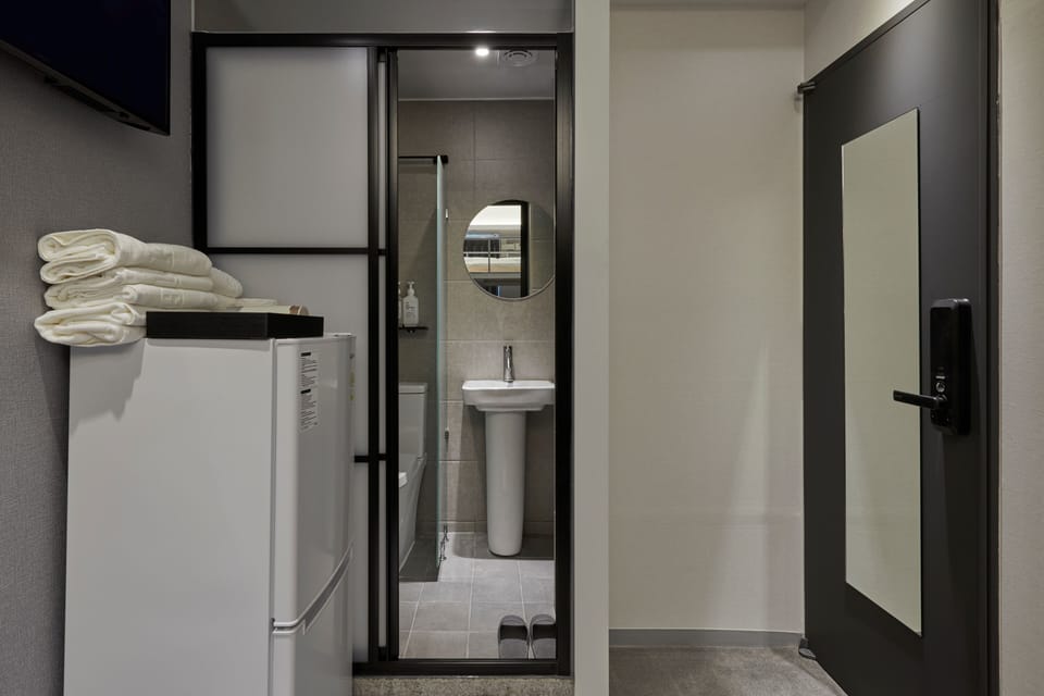 Superior Twin Room | Bathroom | Shower, hair dryer, slippers, towels