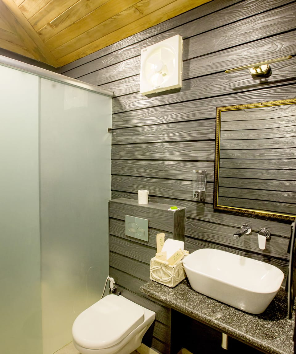 Luxury Room, Mountain View | Bathroom | Shower, rainfall showerhead, free toiletries, hair dryer