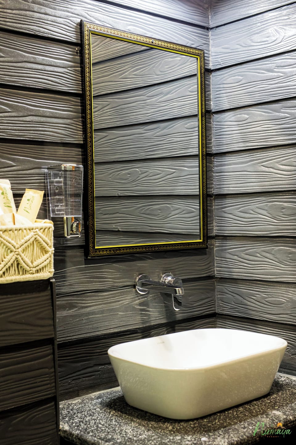 Shower, rainfall showerhead, free toiletries, hair dryer
