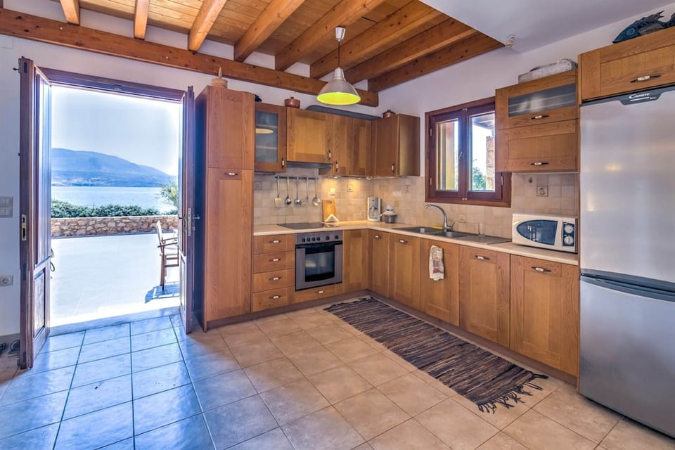 House | 2 bedrooms, desk