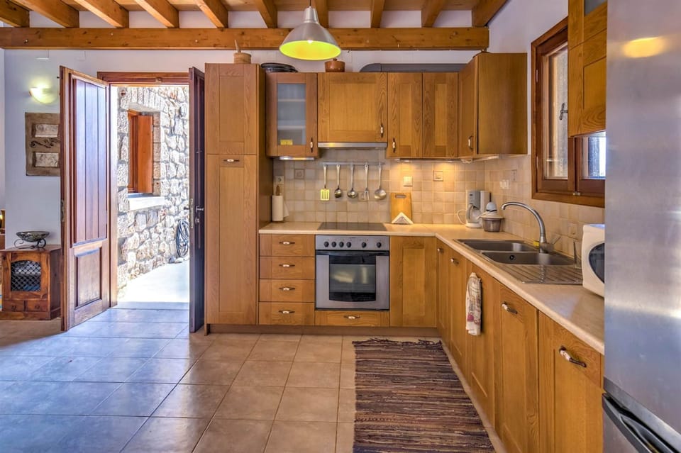 House | 2 bedrooms, desk
