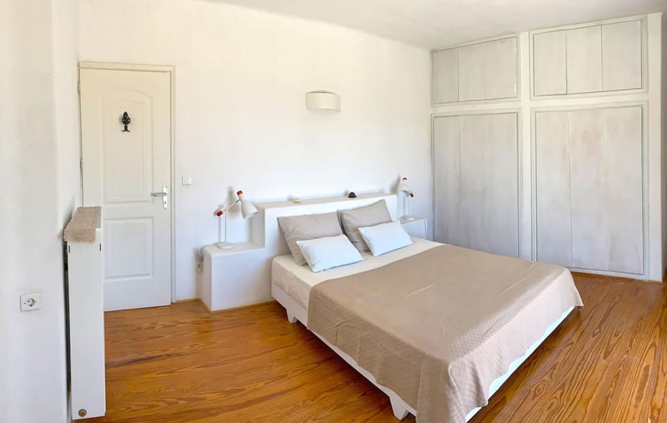 House | 3 bedrooms, desk