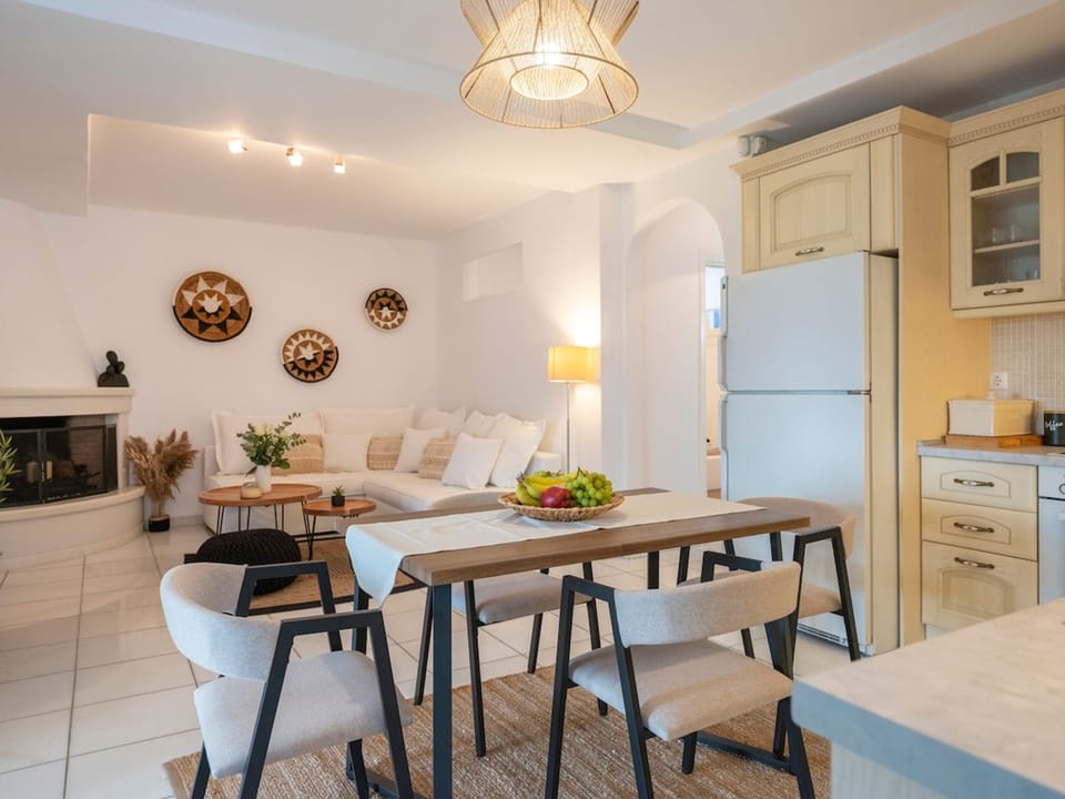 House | 3 bedrooms, desk