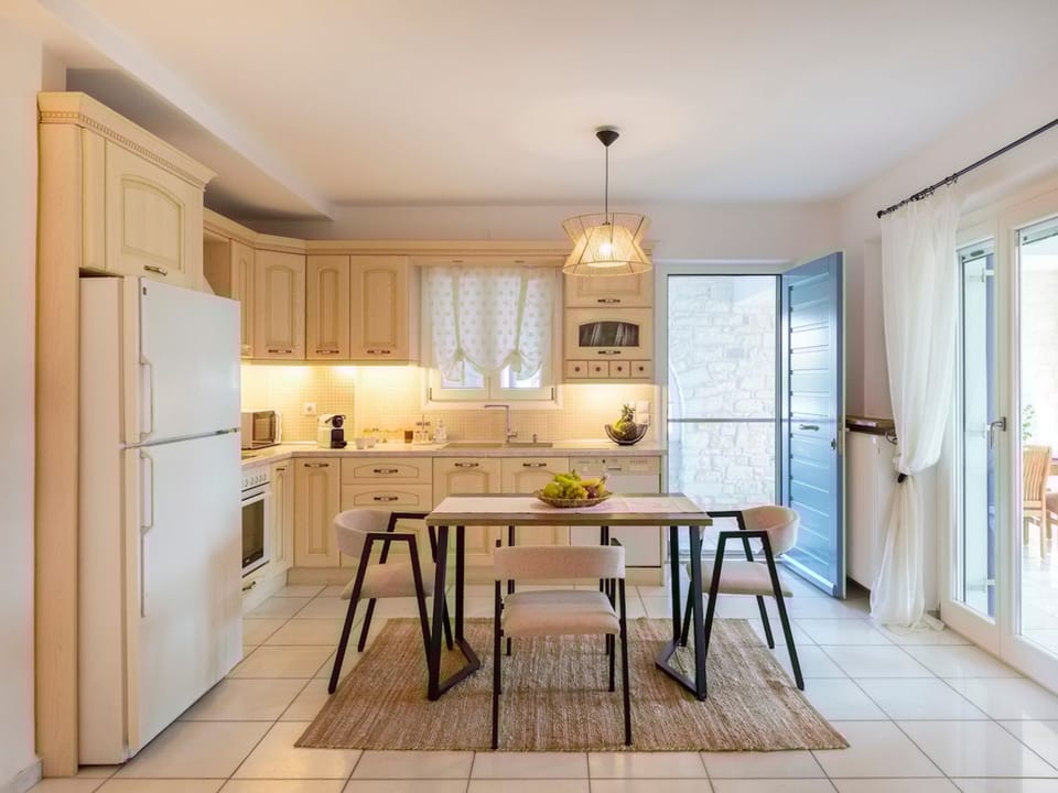 House | 3 bedrooms, desk