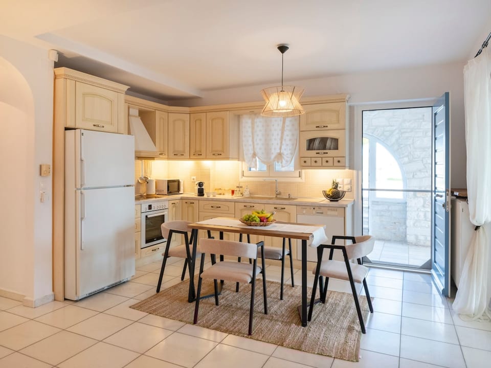House | 3 bedrooms, desk