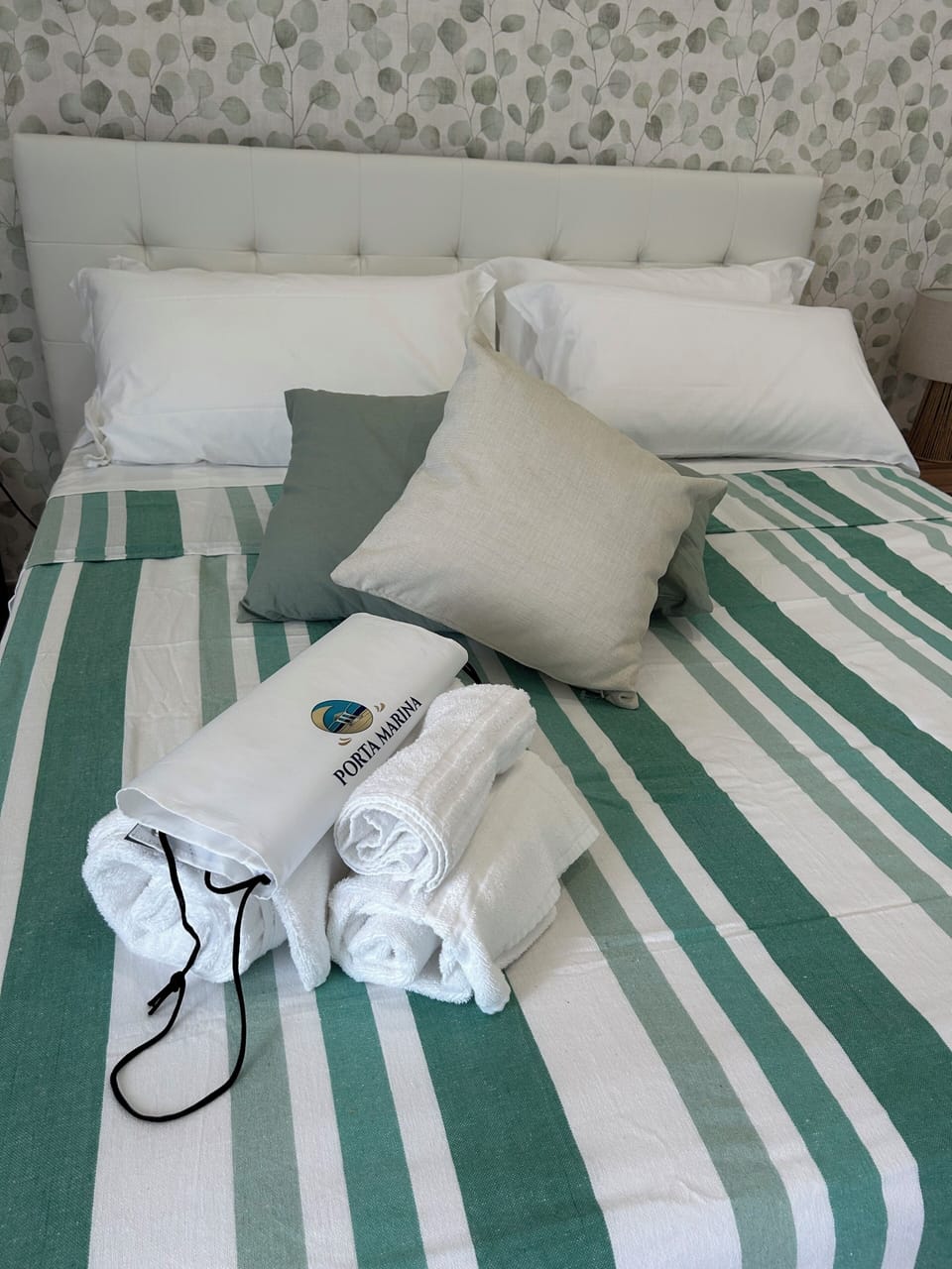 Laptop workspace, WiFi (free)