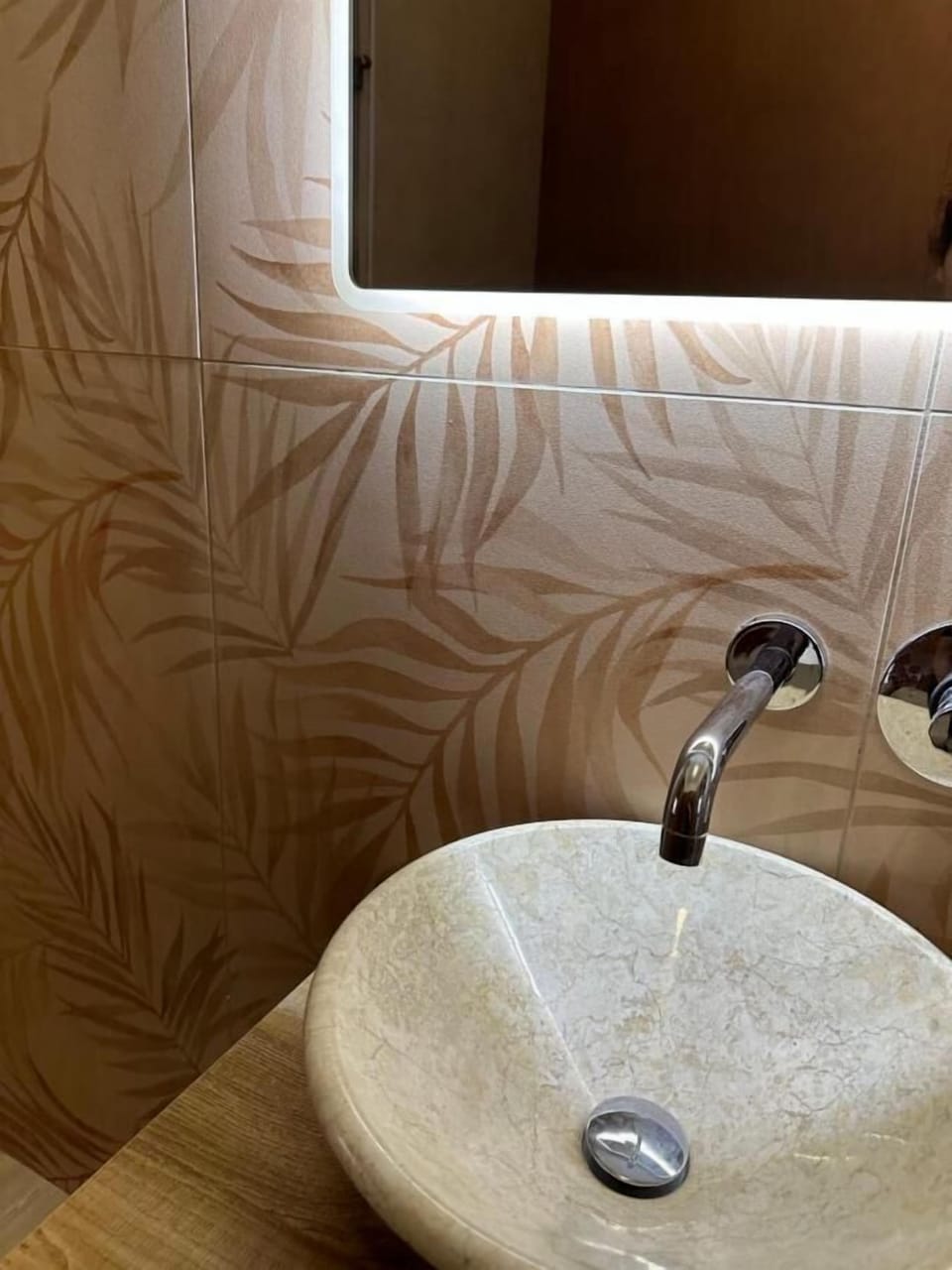 Shower, free toiletries, hair dryer, bidet