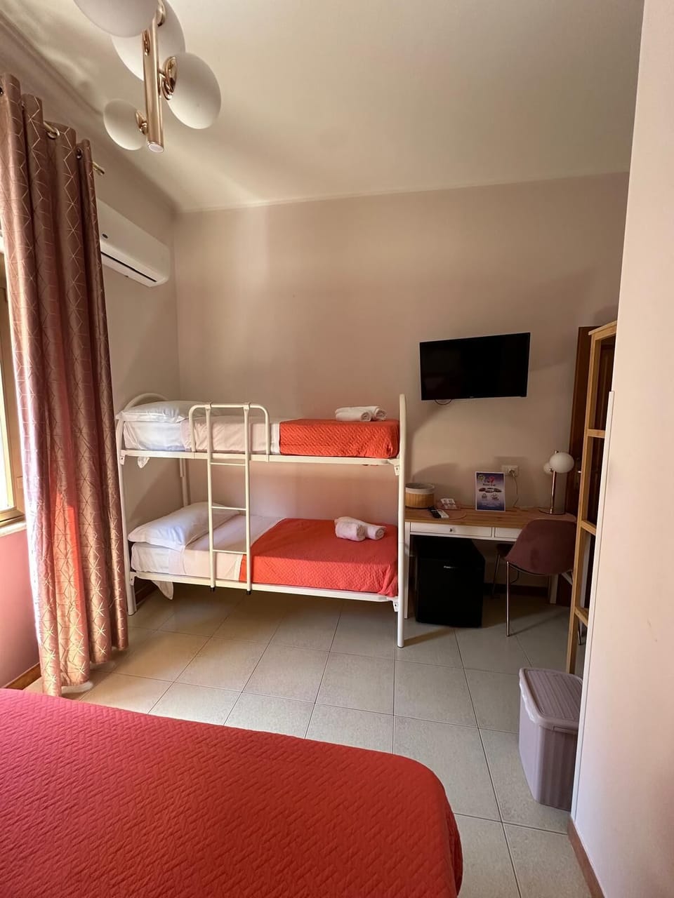 2 Camera Comfort, Balcony, city view | Desk, laptop workspace, blackout drapes, soundproofing