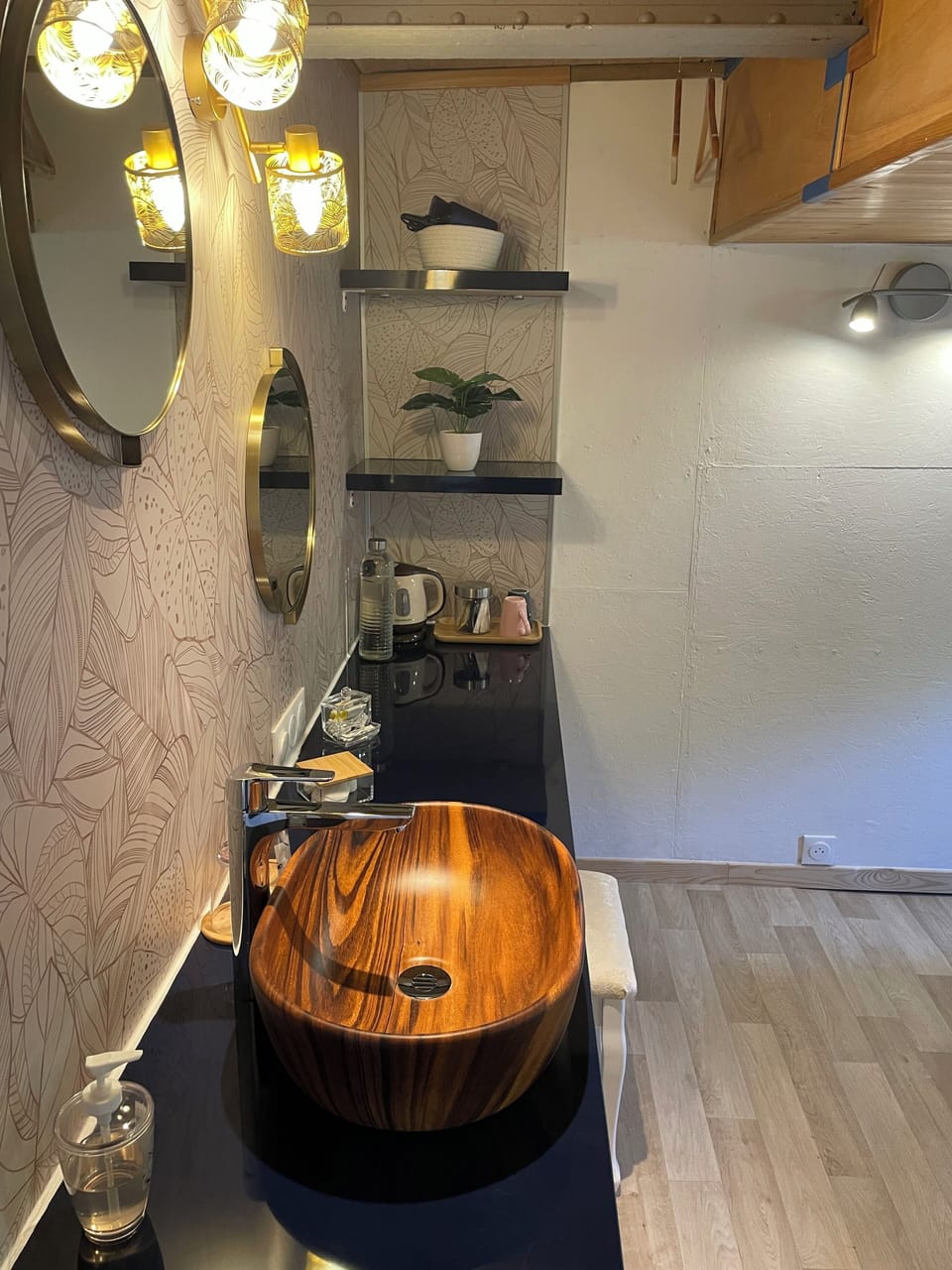 Classic Room, River View | Bathroom | Shower, hair dryer, shampoo, toilet paper