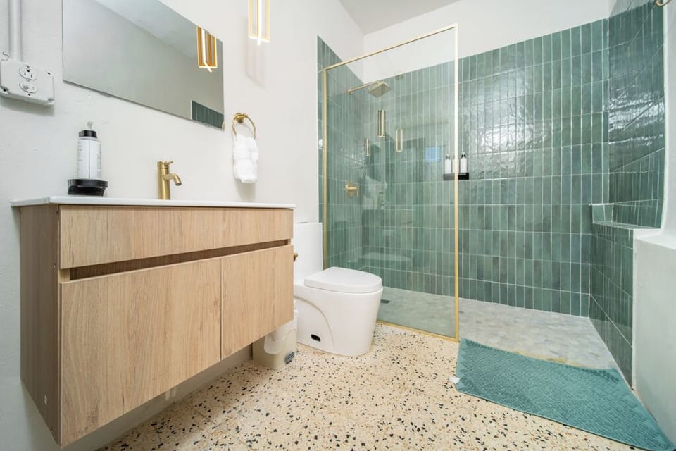 Premium Double Room, 1 King Bed | Bathroom