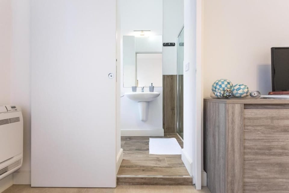 Economy Room | Bathroom | Shower, hair dryer, towels, soap