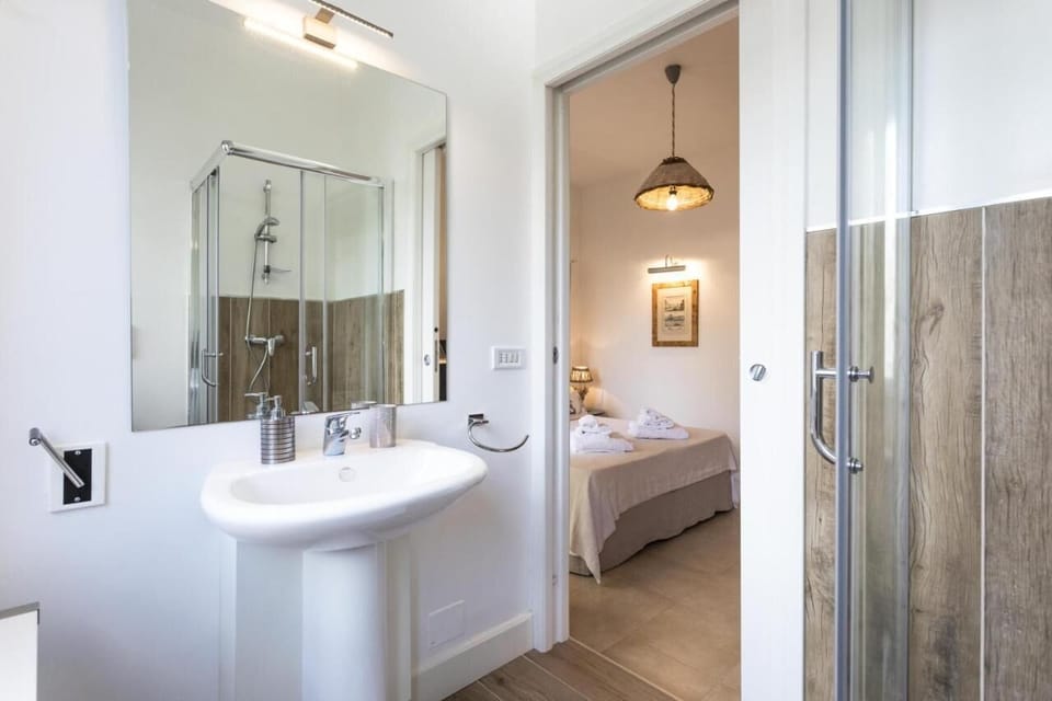 Economy Room | Bathroom | Shower, hair dryer, towels, soap
