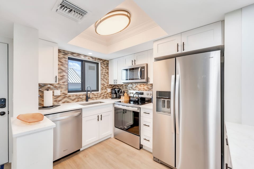 Gorgeous Remodeled Kitchen with new appliances and a Breakfast Bar