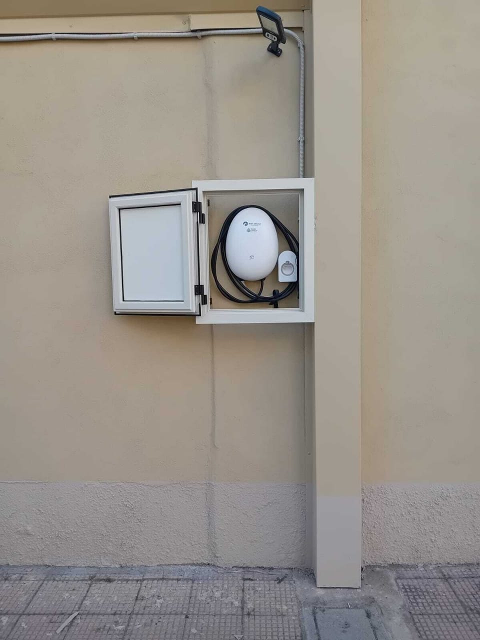 Electric vehicle charging station