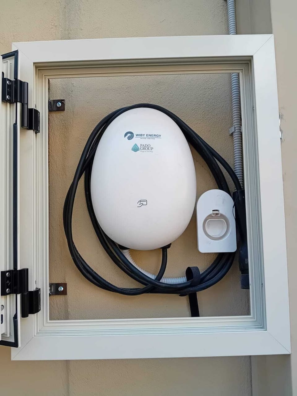 Electric vehicle charging station