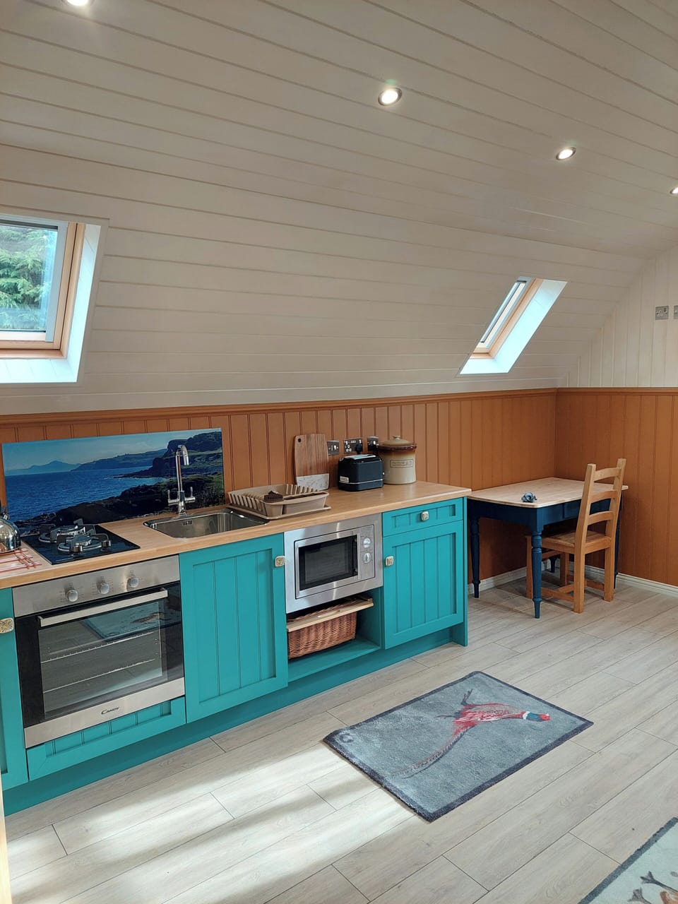 Cabin | Private kitchen | Fridge, microwave, oven, stovetop