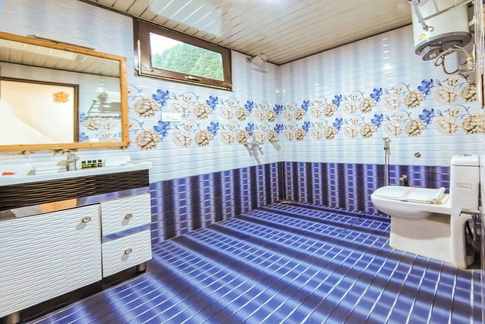 Superior Room, Balcony, Mountain View | Bathroom | Free toiletries, slippers, towels, soap