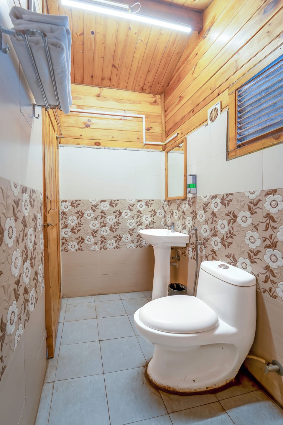 Superior Cozy Chalet with Balcony Pool view | Bathroom | Shower, free toiletries, soap, shampoo