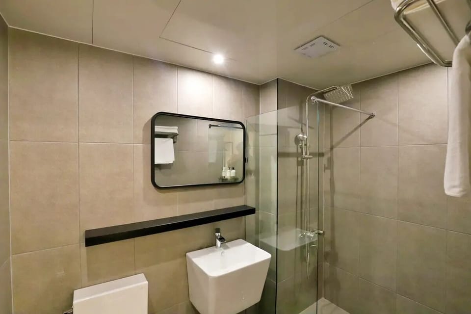 Basic Single Room, 1 Queen Bed, Non Smoking, Pets Not Allowed | Bathroom | Shower, free toiletries, slippers, towels