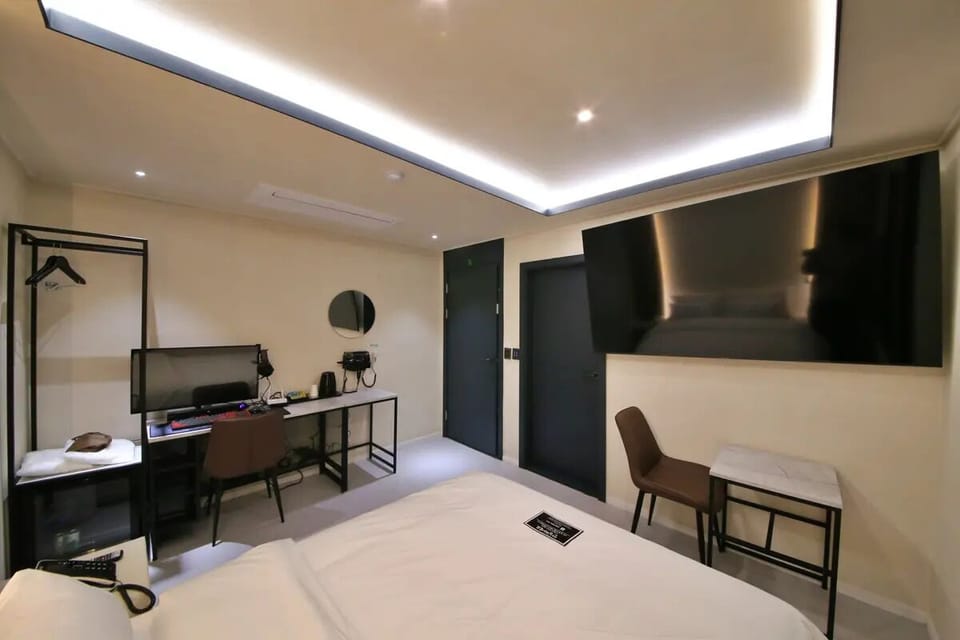 Basic Single Room, 1 Queen Bed, Non Smoking, Pets Not Allowed | Premium bedding, memory foam beds, desk, laptop workspace