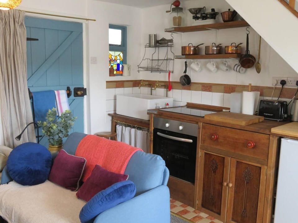 Cottage | Living area | Fireplace