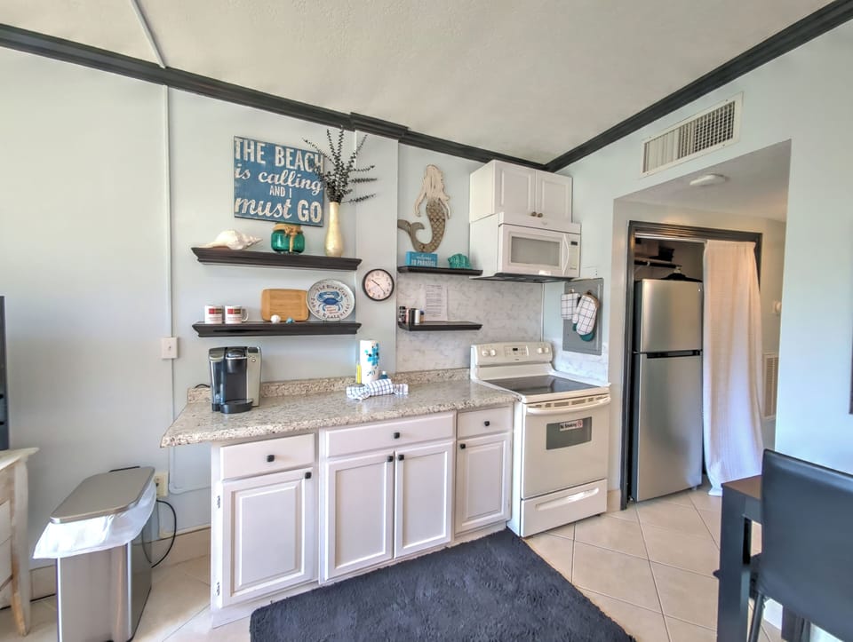 Pirates Bay B114 Studio