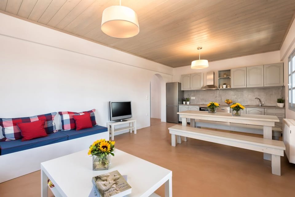 House | 3 bedrooms, desk