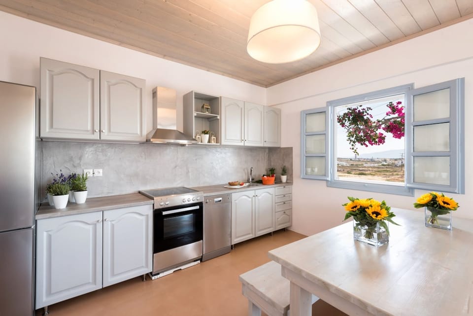 House | 3 bedrooms, desk