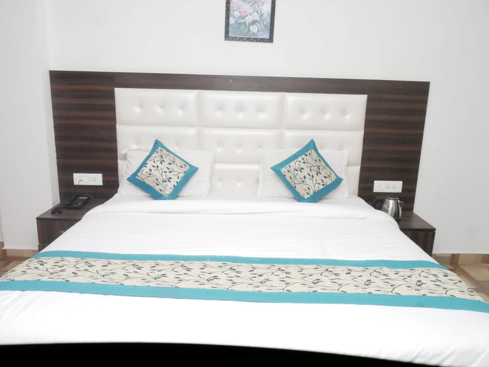 Deluxe Double Room, Balcony, Mountain View | Iron/ironing board, free WiFi