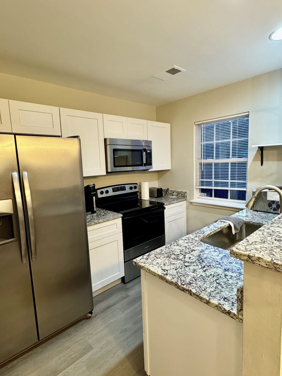 Full kitchen 