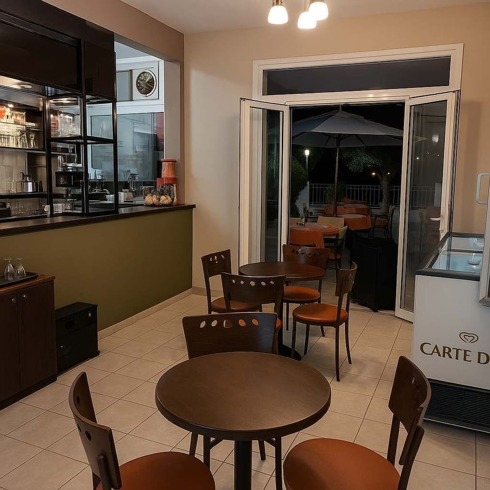 On-site snack bar for quick meals and drinks

