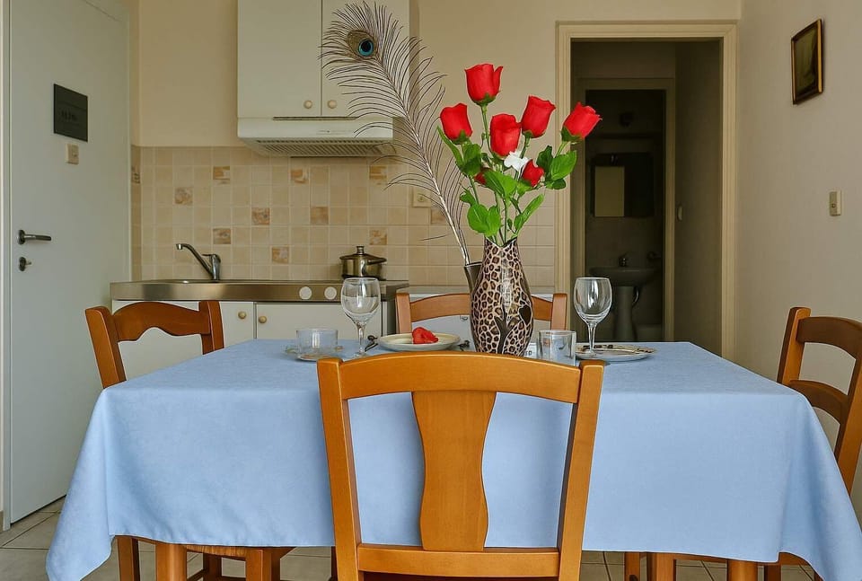 Living room area with fully-equipped kitchenette