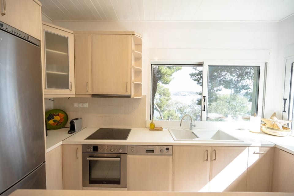 House | 4 bedrooms, desk