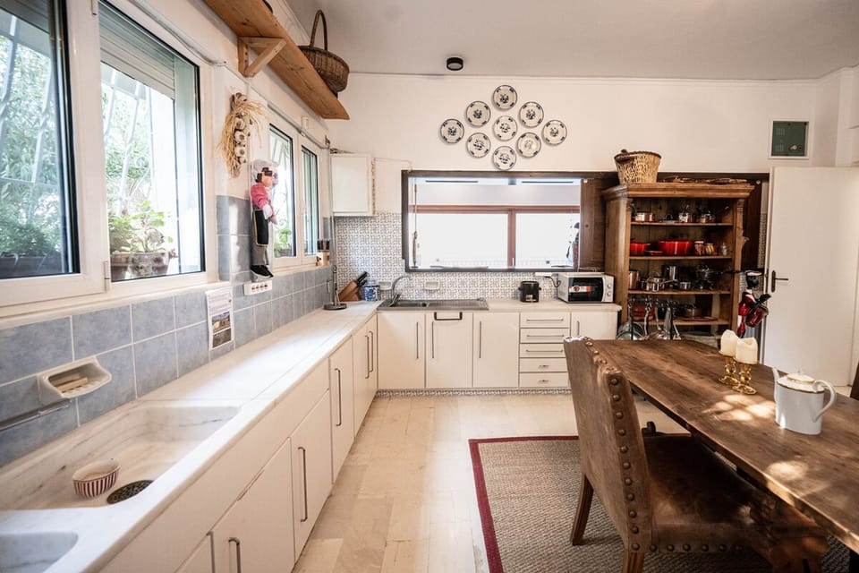 House | 4 bedrooms, desk