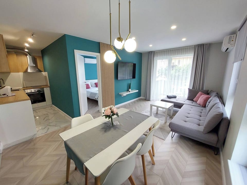 Apartment, 2 Bedrooms | Dining room