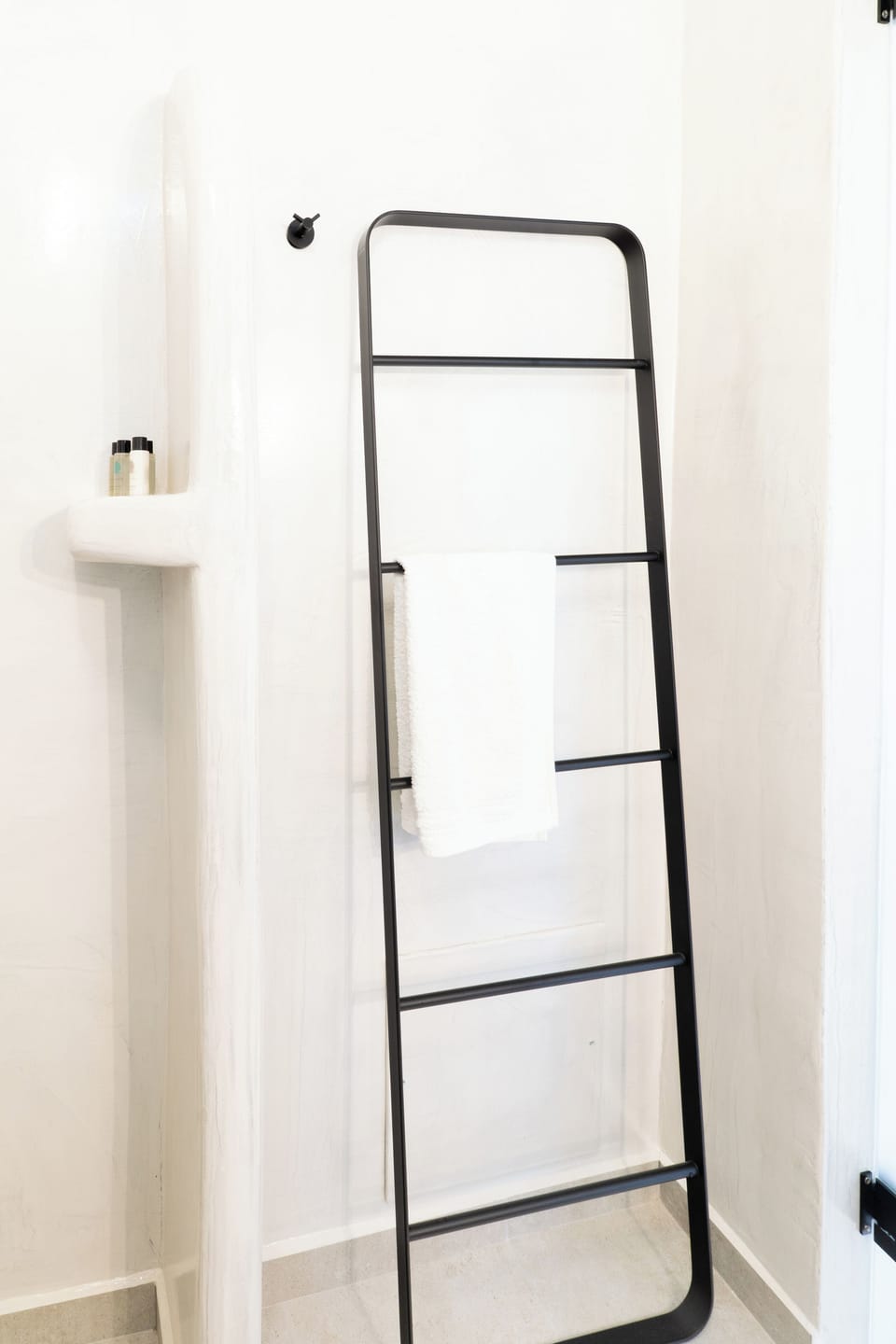 Superior Suite | Bathroom | Shower, hair dryer, slippers, towels