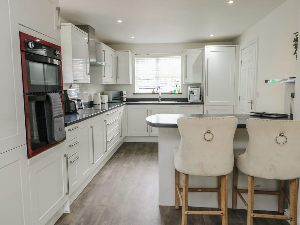 Cottage | Private kitchen | Fridge, microwave, dishwasher, toaster