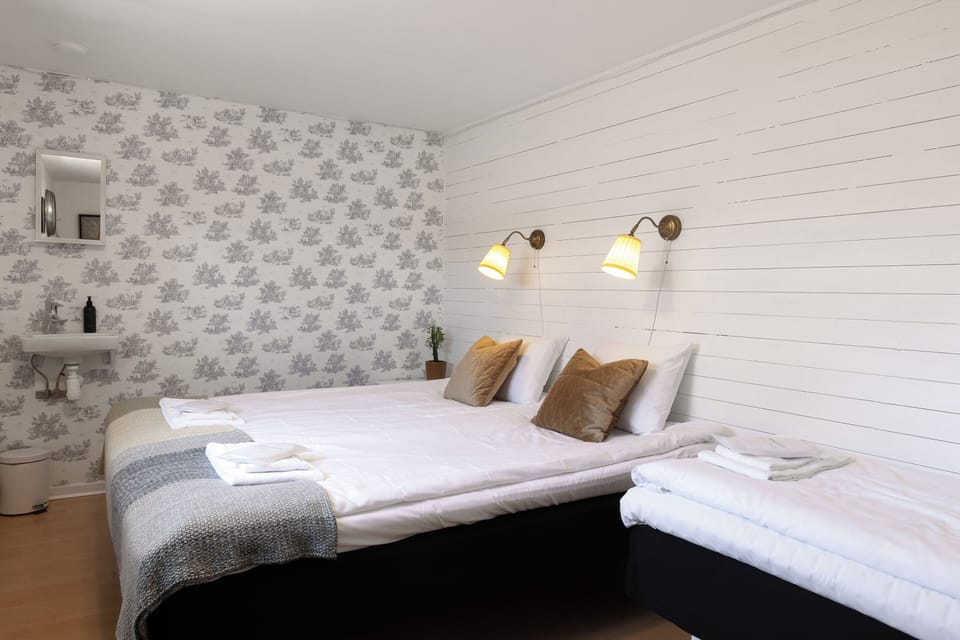 Triple Room | Iron/ironing board, free WiFi, bed sheets