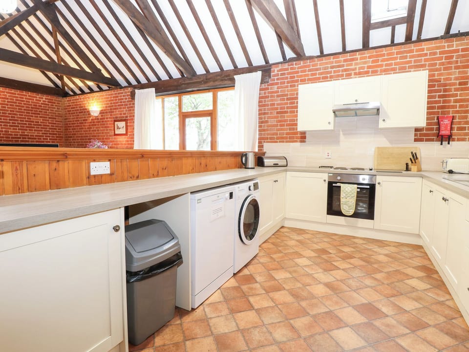 Cottage | Private kitchen | Dishwasher, cookware/dishes/utensils