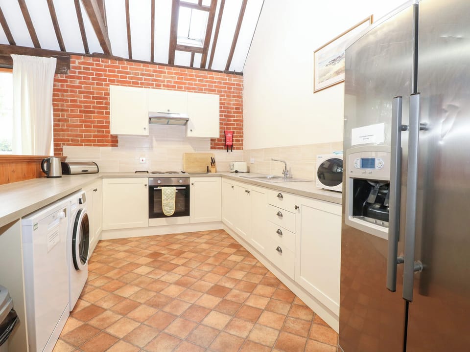 Cottage | Private kitchen | Dishwasher, cookware/dishes/utensils