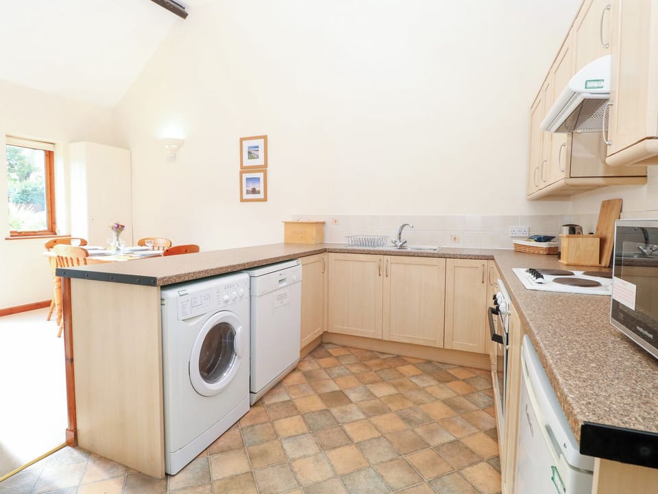 Cottage | Private kitchen | Dishwasher, cookware/dishes/utensils