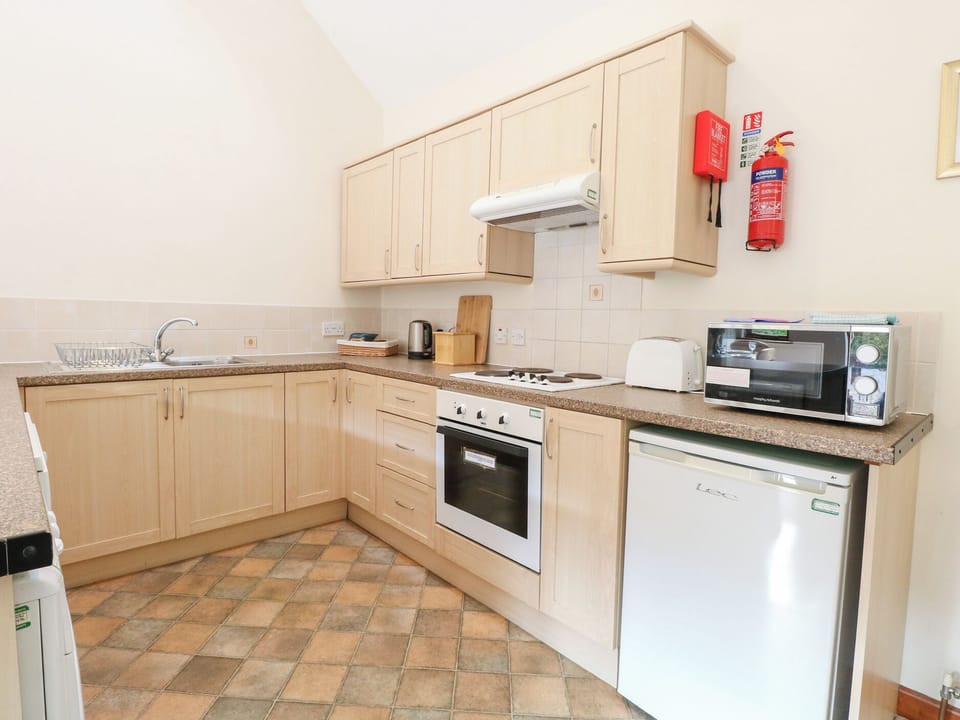 Cottage | Private kitchen | Dishwasher, cookware/dishes/utensils