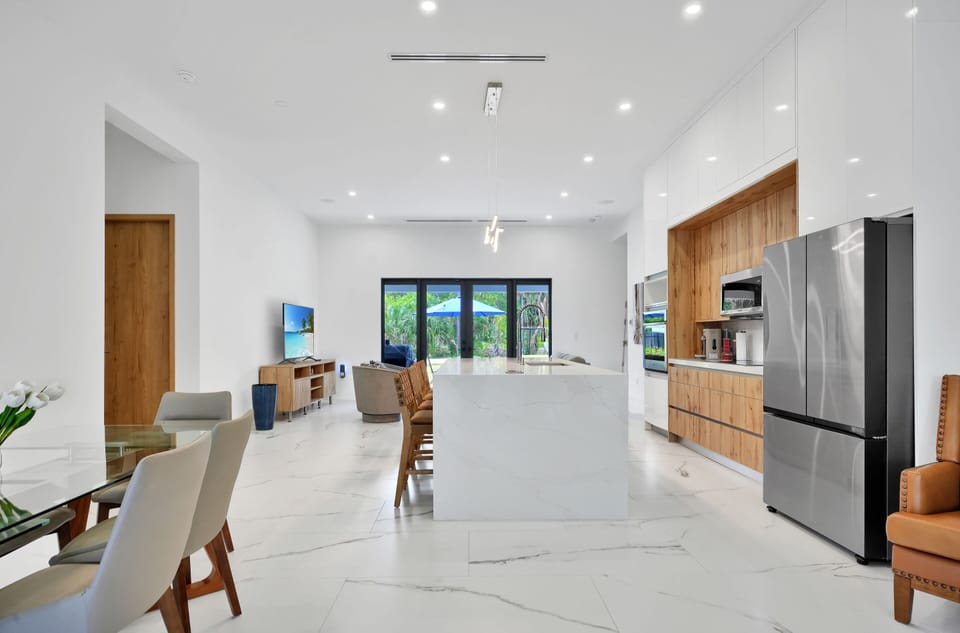 Panoramic House, Accessible, Private Bathroom (1902 Della Dr) | Shared kitchen | Kitchen island