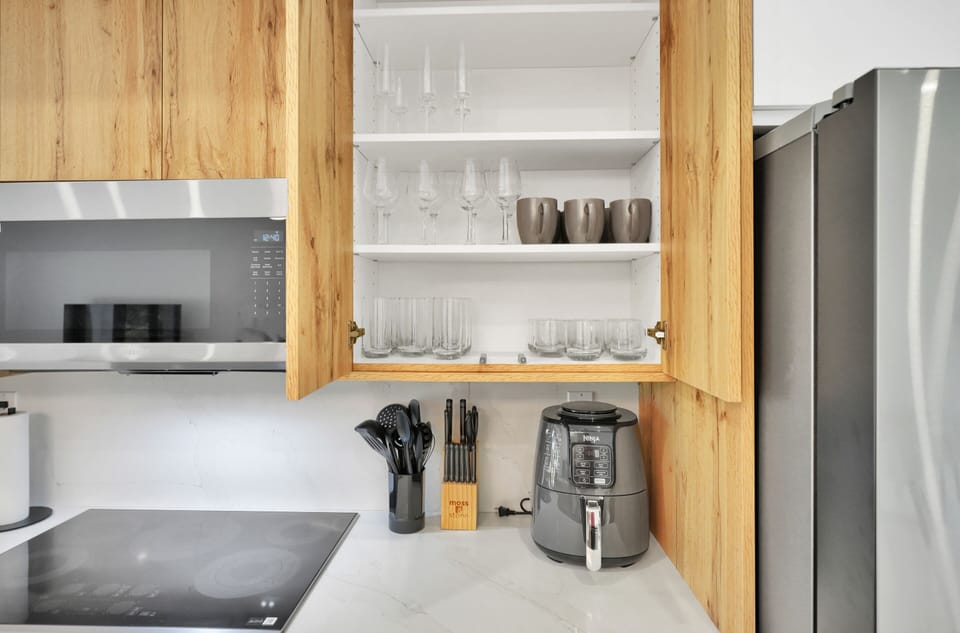Panoramic House, Accessible, Private Bathroom (1902 Della Dr) | Shared kitchen | Kitchen island