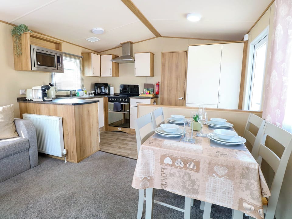 Cottage | Private kitchen | Fridge, microwave, cookware/dishes/utensils
